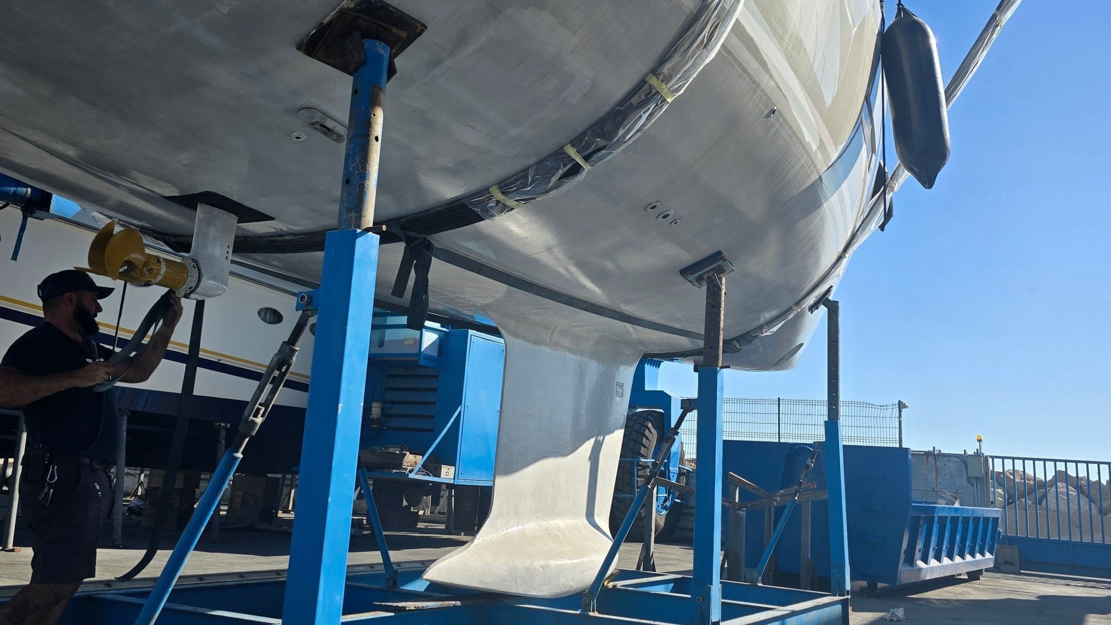 Kranen und Handling auf der Werft mit dem F2 EcoHull